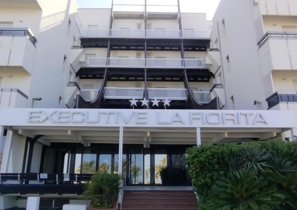 רימיני Hotel Executive La Fiorita מראה חיצוני תמונה