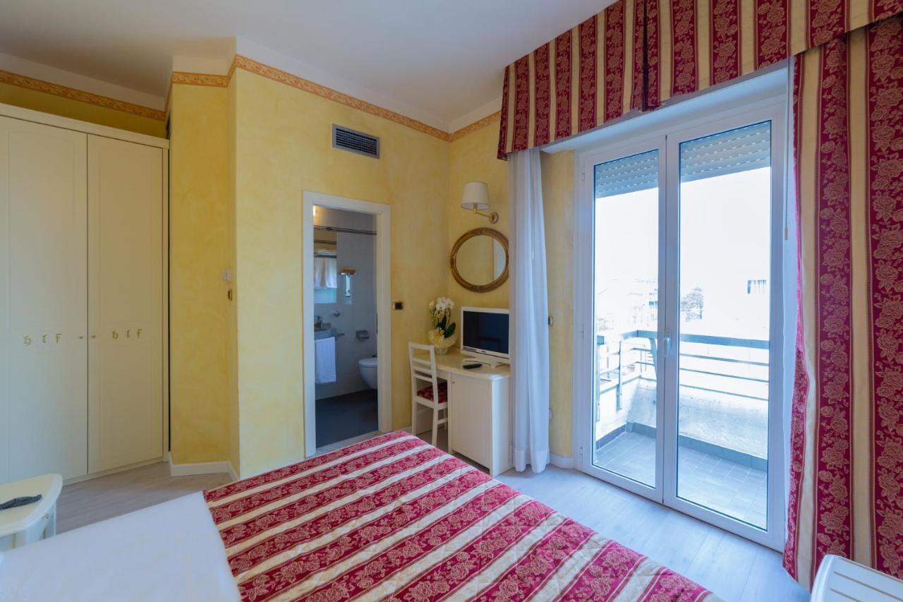 רימיני Hotel Executive La Fiorita מראה חיצוני תמונה